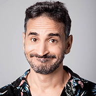 מני מלכה במופע סטנדאפ