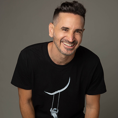 מני מלכה במופע סטנדאפ